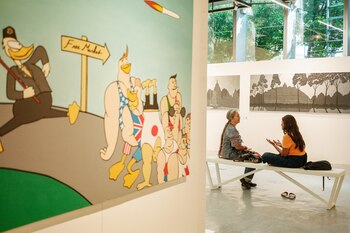 Arahmaiani (izq.), conversa con un