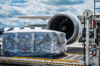 Para desarrollar el modelo, el equipo utilizó tres años de registros reales de operaciones de carga aérea correspondientes a una red de 43 aeropuertos en China (Foto: Shutterstock)
