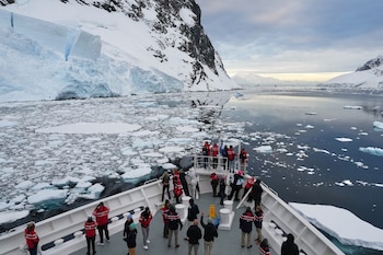 La expansión del turismo en la Antártida genera discusiones sobre la actualidad del cambio climático (AP Foto/Mark Baker)