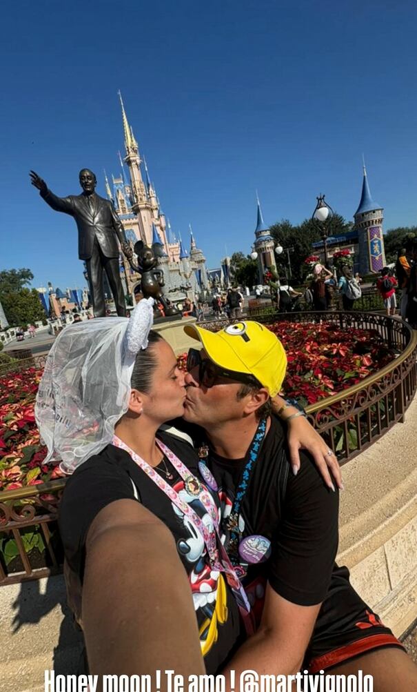 El beso de los recién casados frente al Castillo de Cenicienta se convirtió en una de las postales más emotivas del viaje