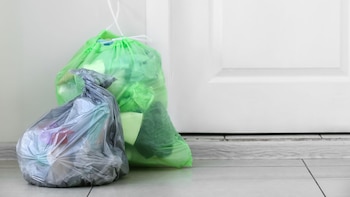 La multa a la que te enfrentas por dejar la basura en el rellano: la ley permite privarte del uso de la vivienda hasta tres años