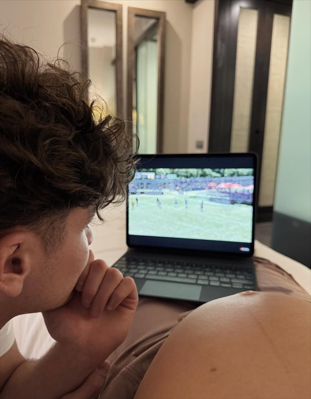 Julián Álvarez observa la Copa Potrero junto a su pareja, quien luce la panza de embarazada (Instagram @emiliafferrero)