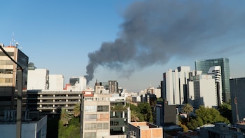 El incendio es visible desde