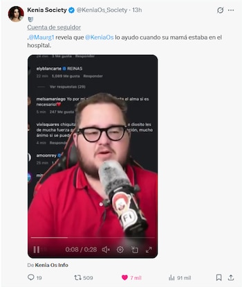 Captura de pantalla de un tuit que muestra a un hombre con gafas y polo rojo hablando a un micrófono, con controles de video y comentarios en segundo plano