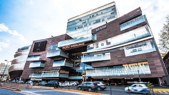 Quién es el dueño de Paseo Interlomas, plaza donde murió una mujer al caer un anuncio espectacular