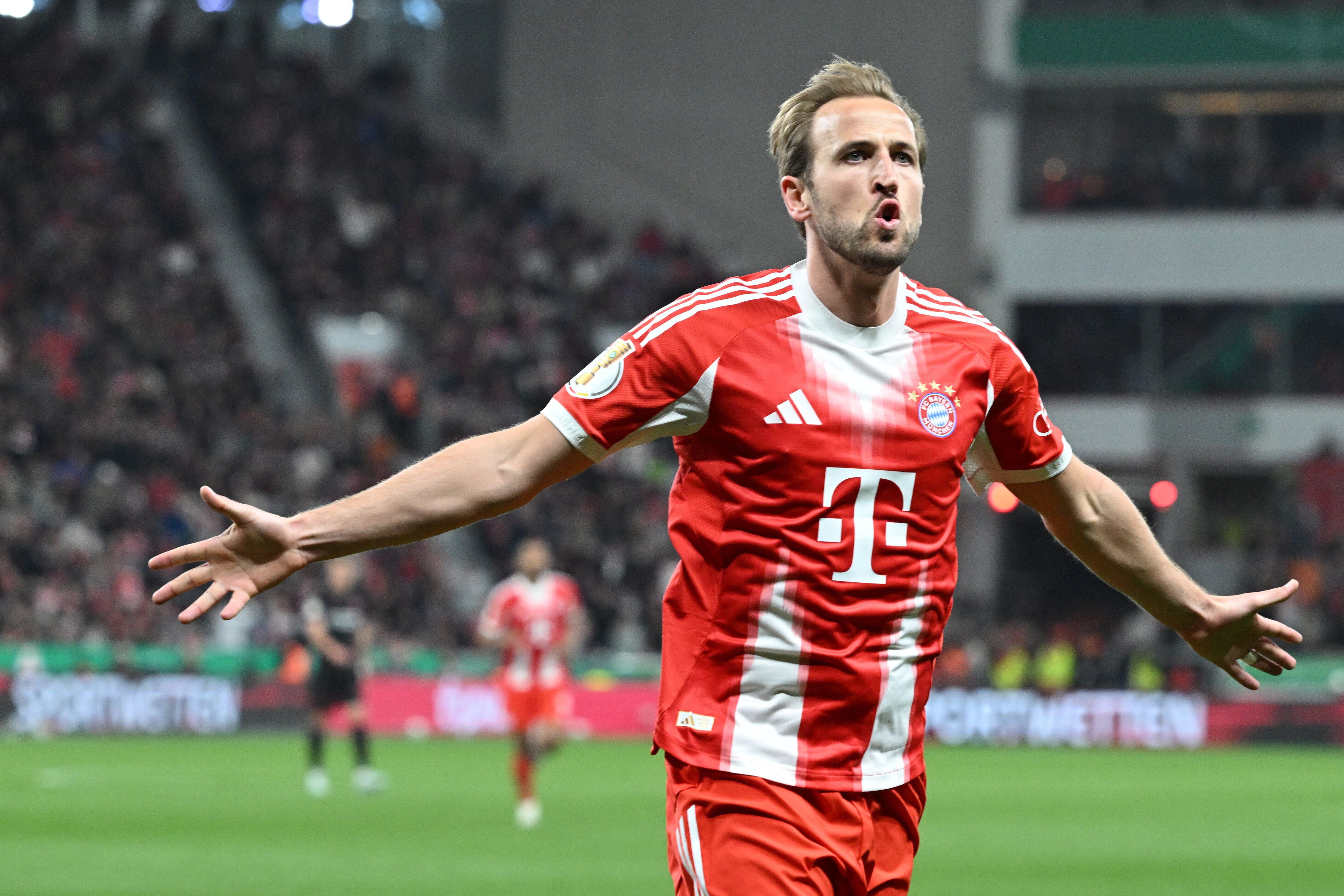 Harry Kane del Bayern Munich celebra tras abrir el marcador en la semifinal de la Copa Alemana ante el Bayer Leverkusen el miércoles 22 de abril del 2026*-crédito Federico Gambarini/dpa via AP