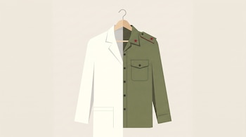 Una percha sostiene una prenda dividida por la mitad: el lado izquierdo es una bata blanca y el lado derecho es un uniforme militar verde.