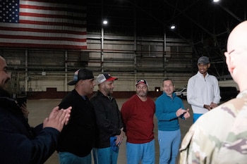 Los estadounidenses liberados en Venezuela Joseph Ryan Cristella, Jerrel Kenemore, Jason Saad, Eyvin Hernández y Savoi Wright llegan a la Base Conjunta San Antonio, Texas, tras su liberación, el 20 de diciembre de 2023