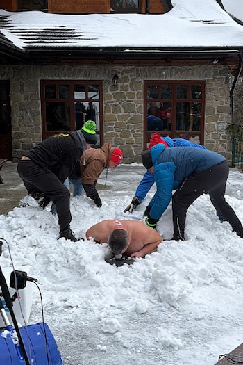 Soportó más de dos horas en contacto directo con nieve y consiguió un récord mundial