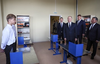 El presidente ruso Vladimir Putin visita una escuela local para conmemorar el Día del Conocimiento en Kyzyl, en la República de Tuvá, Rusia (REUTERS)