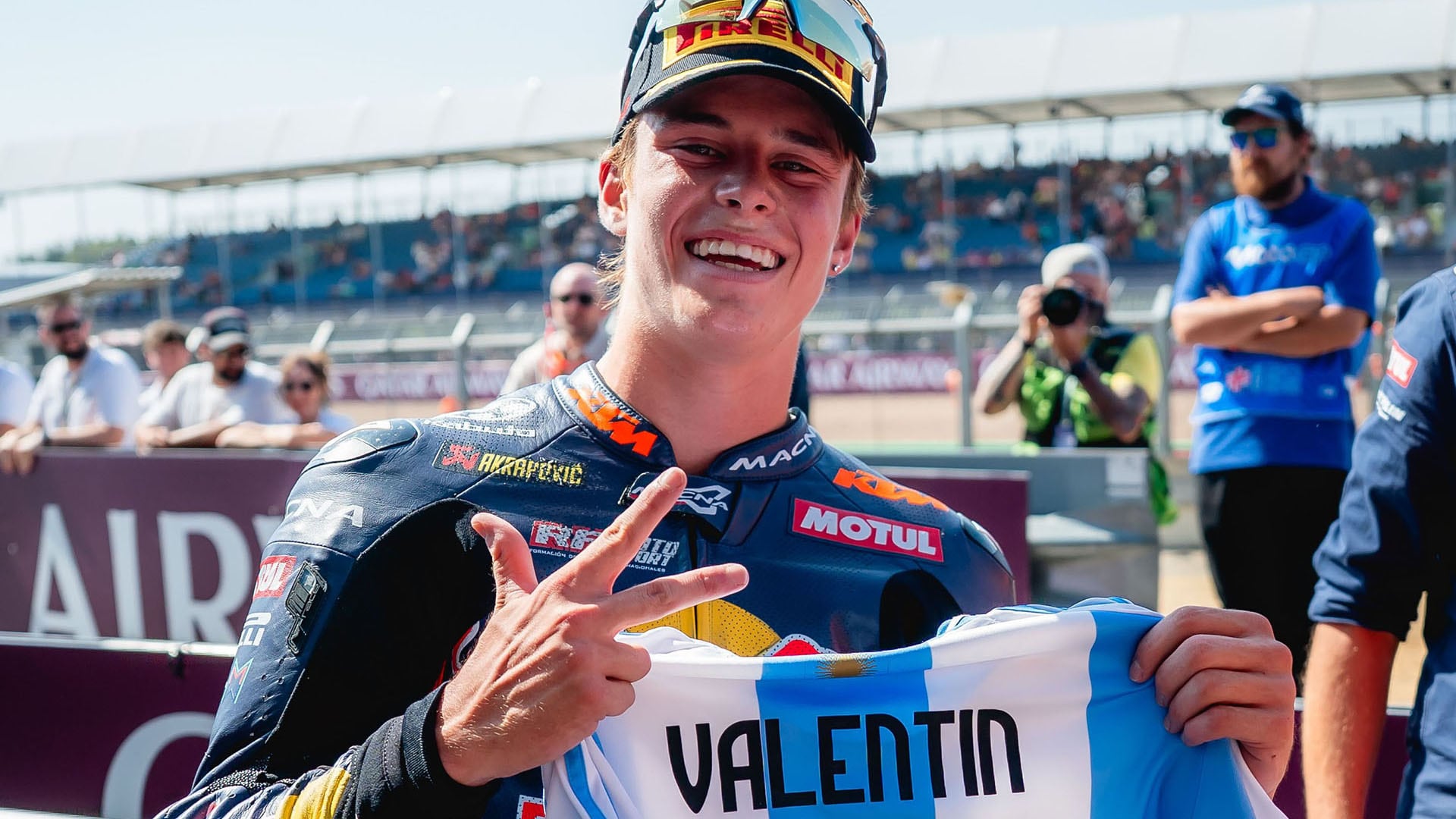La maniobra del argentino Valentín Perrone para ser tercero en el Moto3 en Silverstone: su gesto para la Selección en el podio