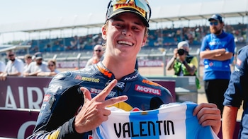 La maniobra del argentino Valentín Perrone para ser tercero en el Moto3 en Silverstone: su gesto para la Selección en el podio