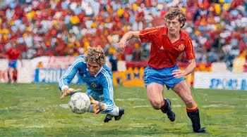 Pintura de un campo de fútbol con dos jugadores. Uno viste camiseta roja y shorts azules. El otro viste camiseta azul y guantes, junto a un balón.
