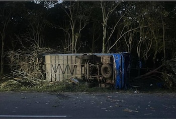 Bus intermunicipal de Coomotor volcado en la glorieta de Payandé, Tolima, tras el accidente ocurrido en la madrugada del 7 de abril, que dejó varias víctimas y obligó al cierre de la vía hacia Bogotá - crédito Noti VR/Facebook