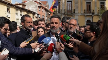 Abascal acusa a Sánchez de