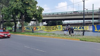Con mantas y cánticos los aficionados del América comenzaron su camino rumbo al Coloso de Santa Úrsula (Foto: Twitter/@AlexAlfaro48)