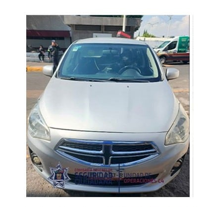 Policías habían interceptado un vehículo sospechoso en donde se detuvo a las cuatro personas tras encontrar dinero, material y presuntos narcóticos en el cateo. Foto: (Gobierno Municipal)