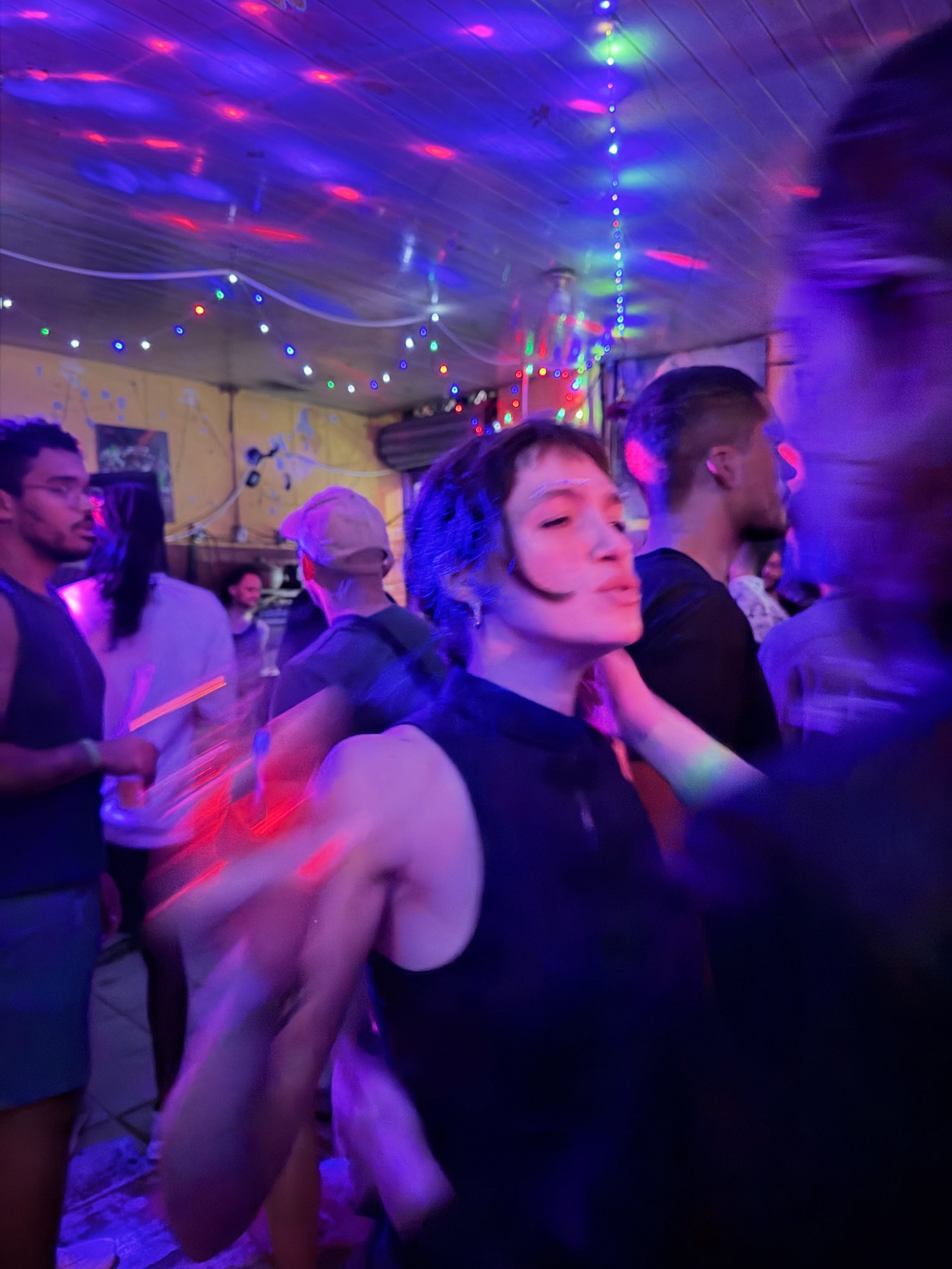 Cande Vetrano en la pista de baile del boliche al que el grupo se trasladó tras la cena