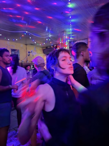 Cande Vetrano en la pista de baile del boliche al que el grupo se trasladó tras la cena