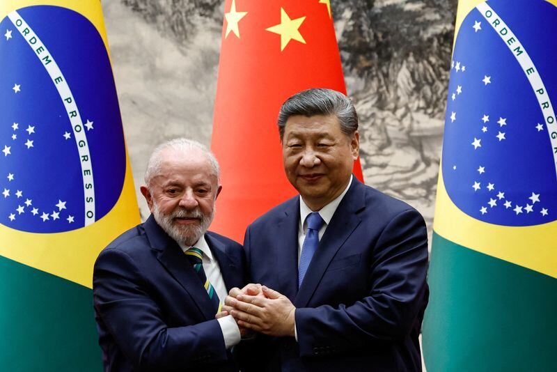 El presidente chino, Xi Jinping, estrecha la mano del presidente brasileño, Luiz Inácio Lula da Silva, tras una ceremonia de firma y una rueda de prensa conjunta, en el Gran Salón del Pueblo de Pekín, China. 13 de mayo de 2025. REUTERS/Tingshu Wang/Pool