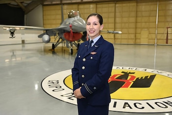 La Fuerza Aérea chilena graduó a su primera piloto de aviones F-16