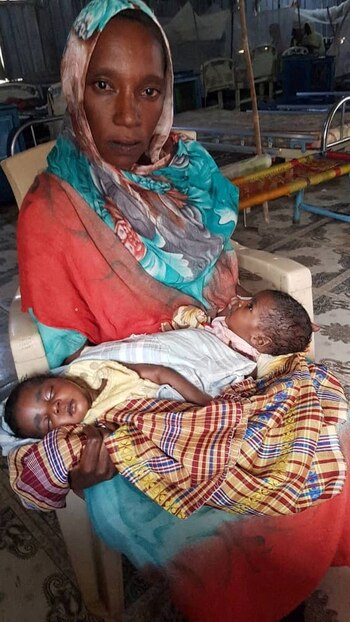 Una mujer junto a dos