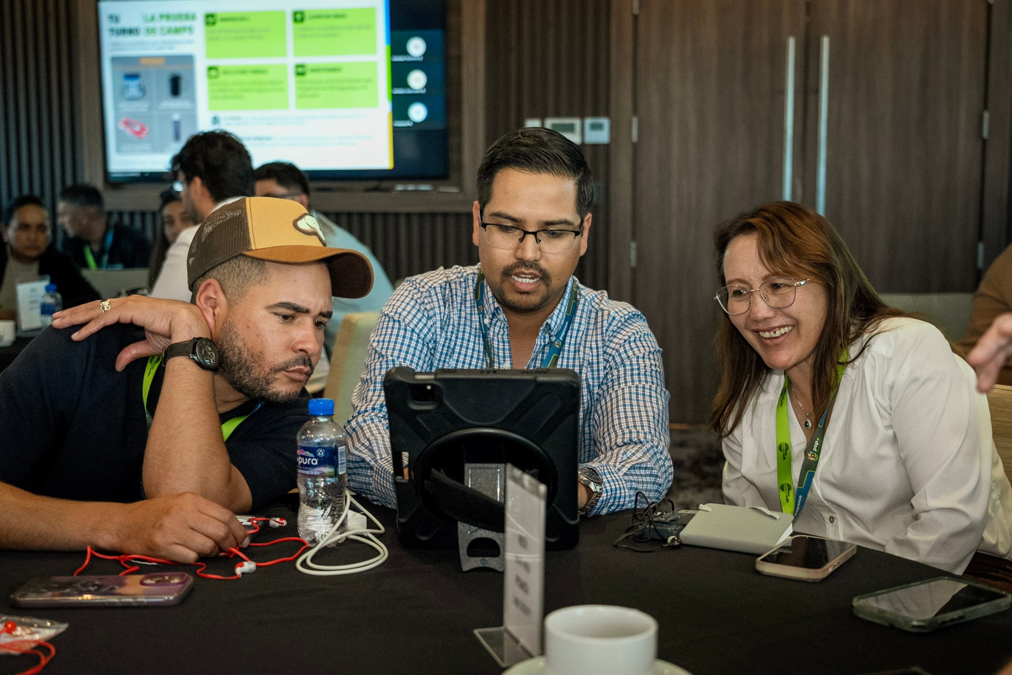 PepsiCo LATAM presentó soluciones tecnológicas para optimizar el manejo de cultivos y el uso eficiente de recursos. Productores latinoamericanos compartieron experiencias sobre agricultura regenerativa durante AgroUniversity LATAM 2026. Participantes del evento exploraron nuevas herramientas para impulsar la sostenibilidad agrícola en la región. La capacitación y la transferencia de conocimiento fortalecen la resiliencia de comunidades rurales latinoamericanas. (Cortesía PepsiCo)