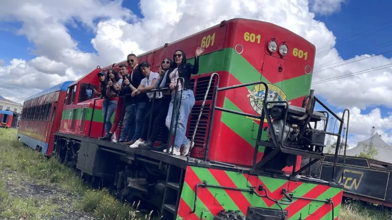 El viaje hacia Zipaquirá ofrece paradas estratégicas y una duración que permite explorar la catedral de sal y la oferta gastronómica del lugar - crédito @TuristrenCol / X