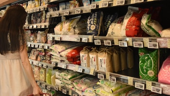 Una empresa japonesa quita el color al empaquetado de productos por la falta de tinta por la situción en Ormuz