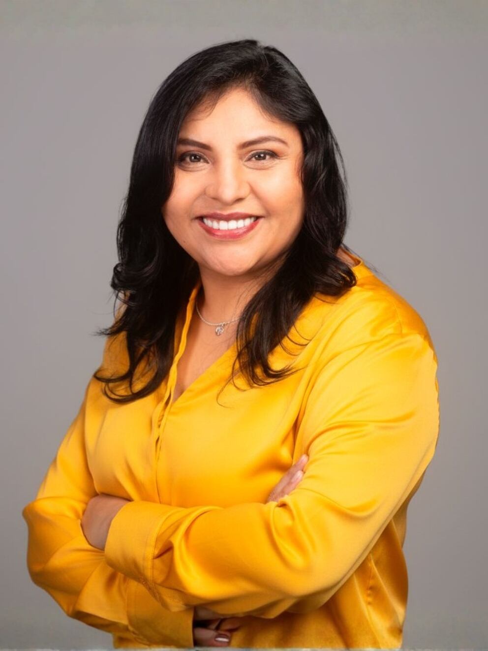 Angélica Espinoza gestiona equipos y desafíos operativos priorizando la sostenibilidad y el impacto humano en sus decisiones.