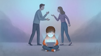 Ilustración de un niño sentado en el suelo con una tableta encendida mientras dos adultos gesticulan discutiendo al fondo.