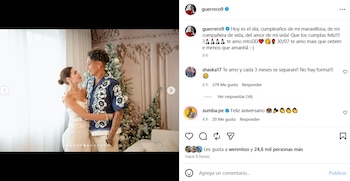 Una pareja abraza y se mira frente a un árbol de Navidad decorado. La imagen incluye una publicación de Instagram con texto