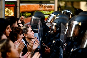 La Policía Nacional trata de impedir el acceso a la vivienda a miembros del Sindicato de Inquilinas que estaban acampados en la entrada durante el desahucio de Maricarmen (EFE/Fernando Villar)