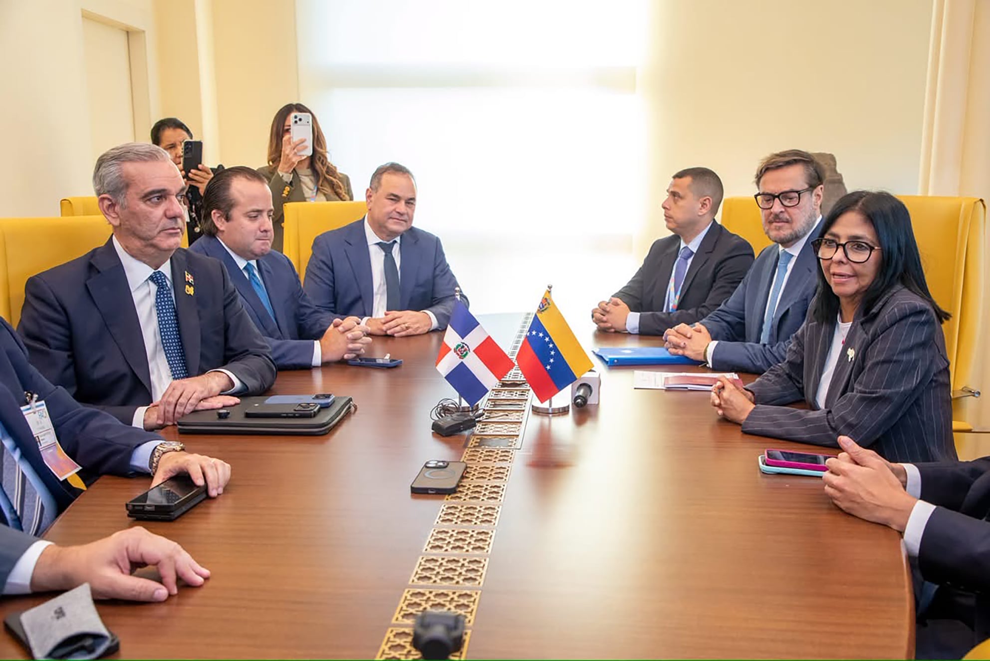 SANTO DOMINGO (REPÚBLICA DOMINICANA), 12/10/2026.- Fotografía cedida por la Presidencia de República Dominicana del presidente, Luis Abinader (i), hablando con la mandataria encargada de Venezuela, Delcy Rodríguez (d), durante una reunión este lunes en Roma (Italia). Abinader y Rodríguez, se reunieron en Roma donde conversaron sobre asuntos políticos y económicos, en el marco del Foro Mundial de la Alimentación de la FAO que se celebra en esa ciudad. EFE/ Presidencia de República Dominicana /SOLO USO EDITORIAL /NO VENTAS /SOLO DISPONIBLE PARA ILUSTRAR LA NOTICIA QUE ACOMPAÑA /CRÉDITO OBLIGATORIO