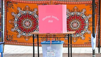 Miles de nepalíes acuden a