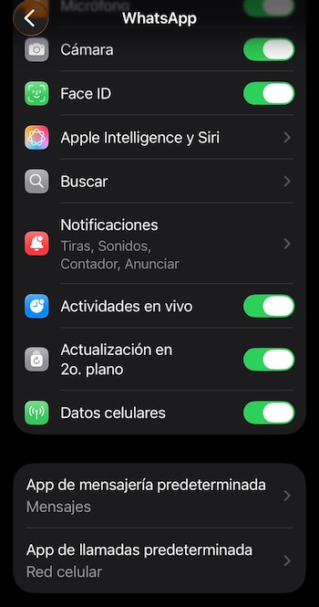 Captura de pantalla de un menú de ajustes en modo oscuro con opciones y permisos activados de la aplicación WhatsApp