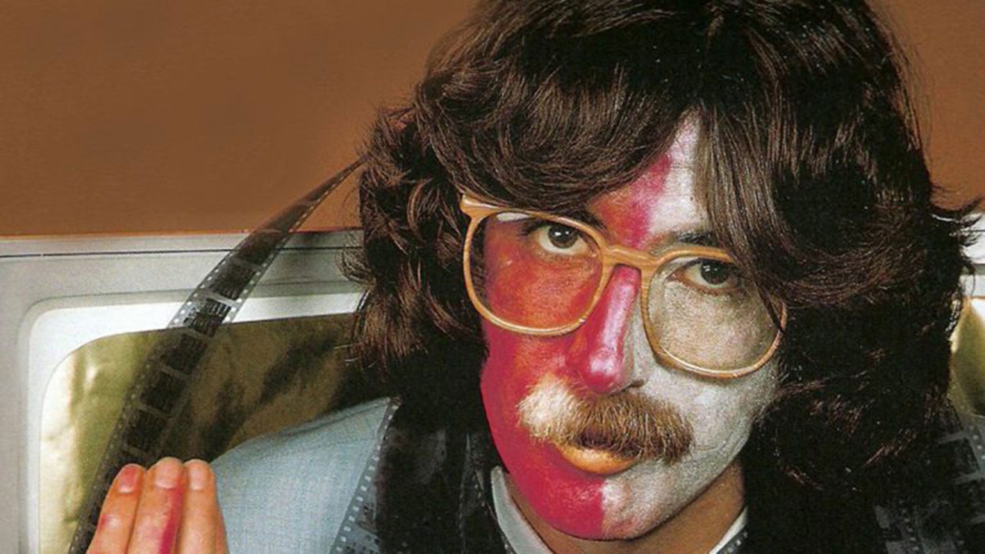 Ahora Charly, y ese bigote bicolor, marca registrada de la casa