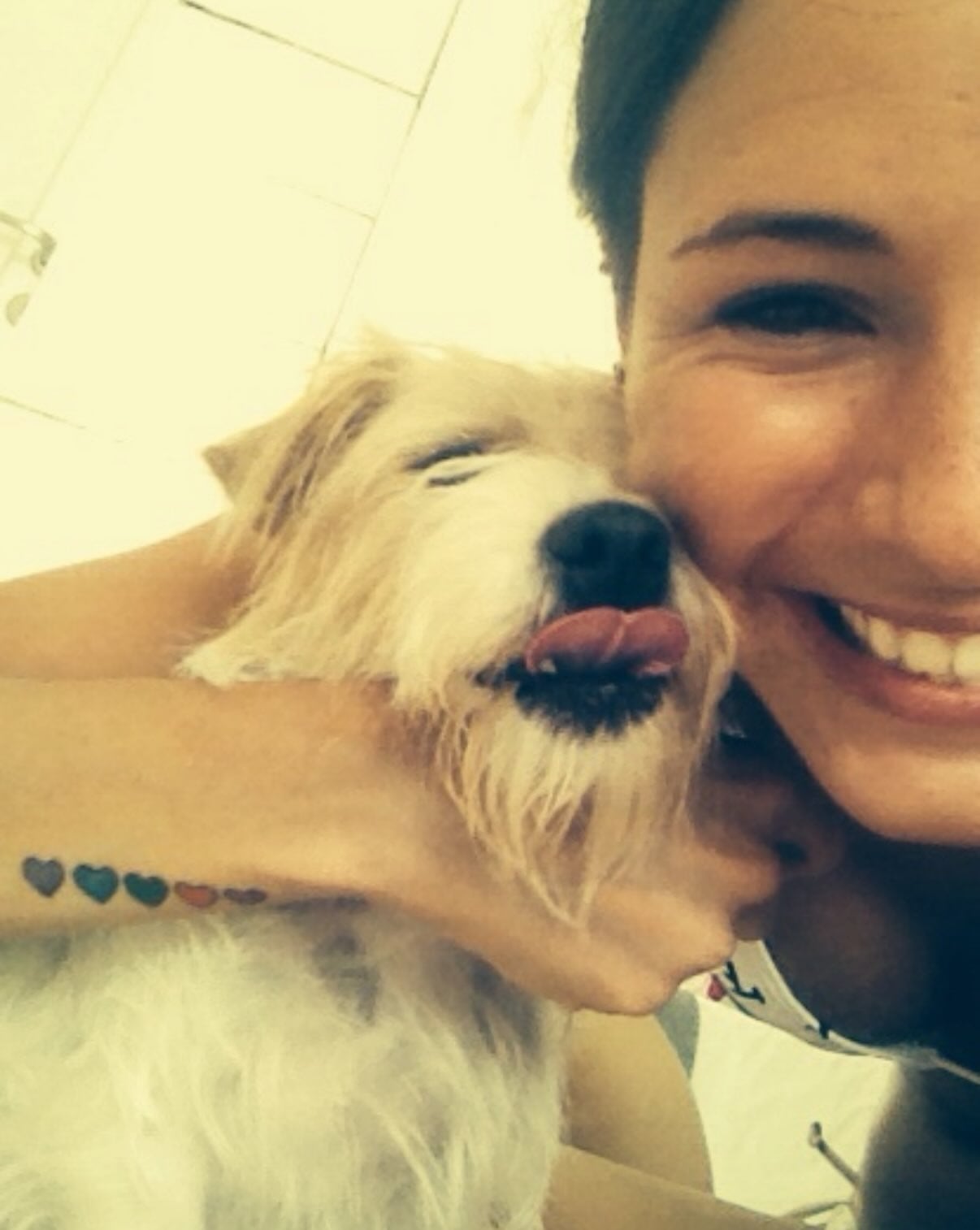 Cande Tinelli abraza a su perra Linda en una fotografía difundida tras el fallecimiento de la mascota.