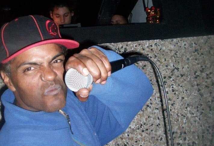 Mike Dee en un show en Ramos Mejía, en 2012