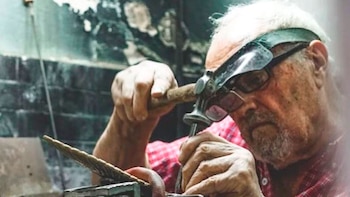 Un orfebre haciendo su trabajo