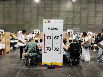 Mesas electorales en el Pabellón Satélite de Madrid para la segunda vuelta de las elecciones presidenciales de Colombia. (Infobae)