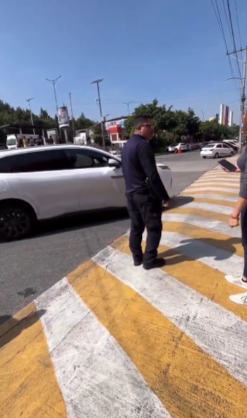 Un incidente relacionado con el retiro de una camioneta mediante una grúa terminó en una confrontación que quedó grabada en video.