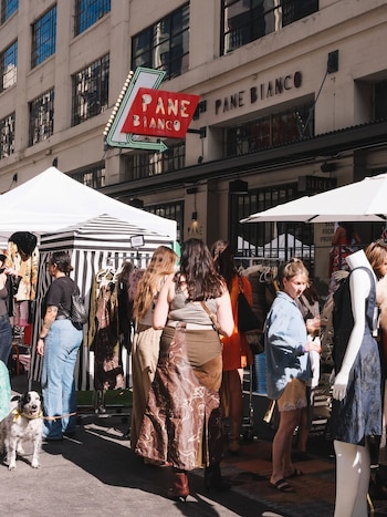 La historia del Pickwick Vintage Show se remonta a su origen en la ciudad de Los Ángeles, donde surgió como un mercado especializado en moda, textiles, accesorios y joyería vintage. Foto: Instagram @pickwickvintage