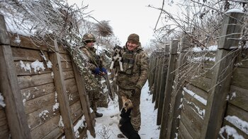 Ucrania levanta barricadas y cava