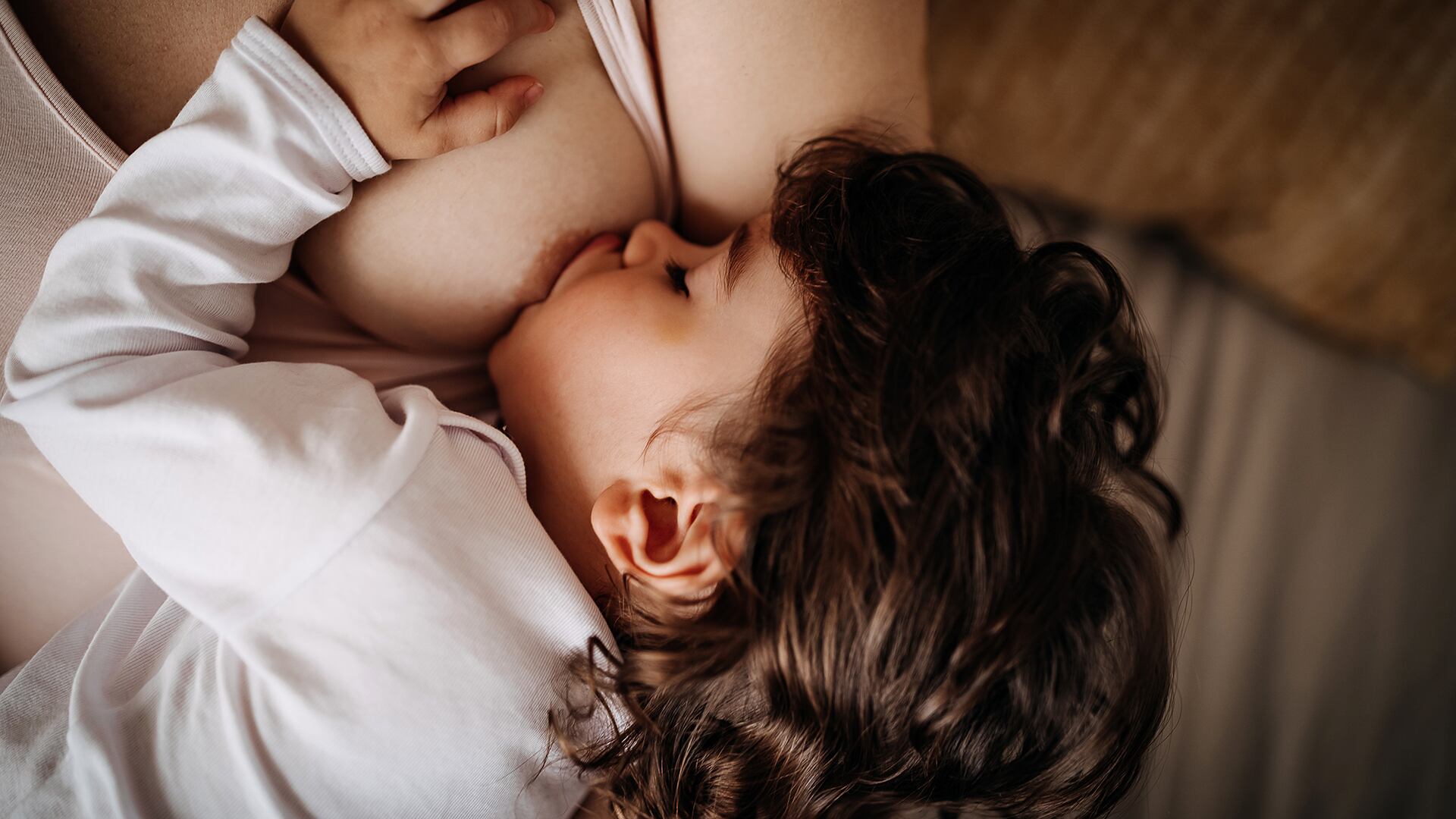 Las empresas deberán garantizar adecuadas franjas horarias para que empleadas con hijos menores puedan ejercer su derecho, manteniendo el pago íntegro y cumpliendo con protocolos médicos establecidos.