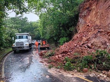 Elementos del Ministerio de Obras Públicas trabajan para remover un derrumbe registrado en Chalatenango. (Foto: MOPT)