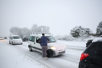 Varios vehículos circulan con la