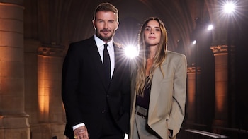 Los Beckham conquistaron la Semana de la Moda de París: los looks de sastrería que marcaron el desfile de Victoria
