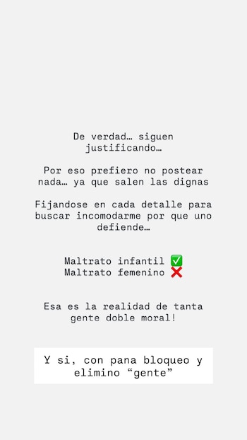 Texto en letras negras sobre fondo gris claro que menciona comentarios sobre maltrato infantil y maltrato femenino