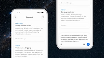 Dos teléfonos inteligentes Apple iPhone 13 Mini muestran una aplicación de gestión de tareas con listas de actividades y un fondo de espacio con estrellas